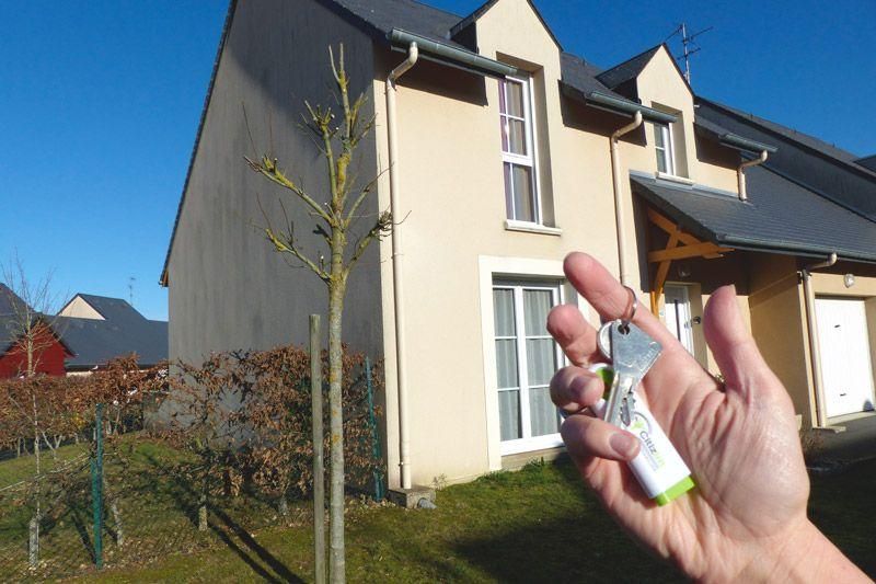 Photo de la clé d'un nouveau bien dans la main de l'acquéreur