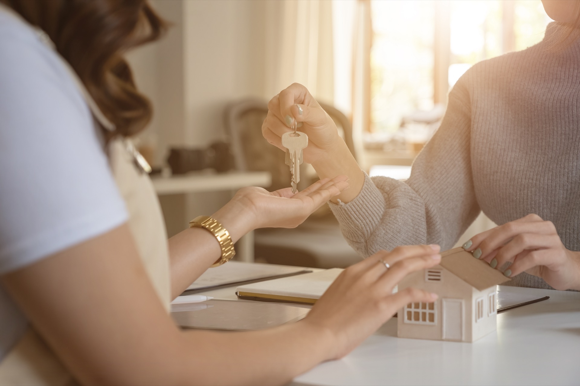 agent immobilier tenant la clé de la maison à son client après la signature du contrat au bureau, concept pour l'immobilier, déménagement ou location de propriété.